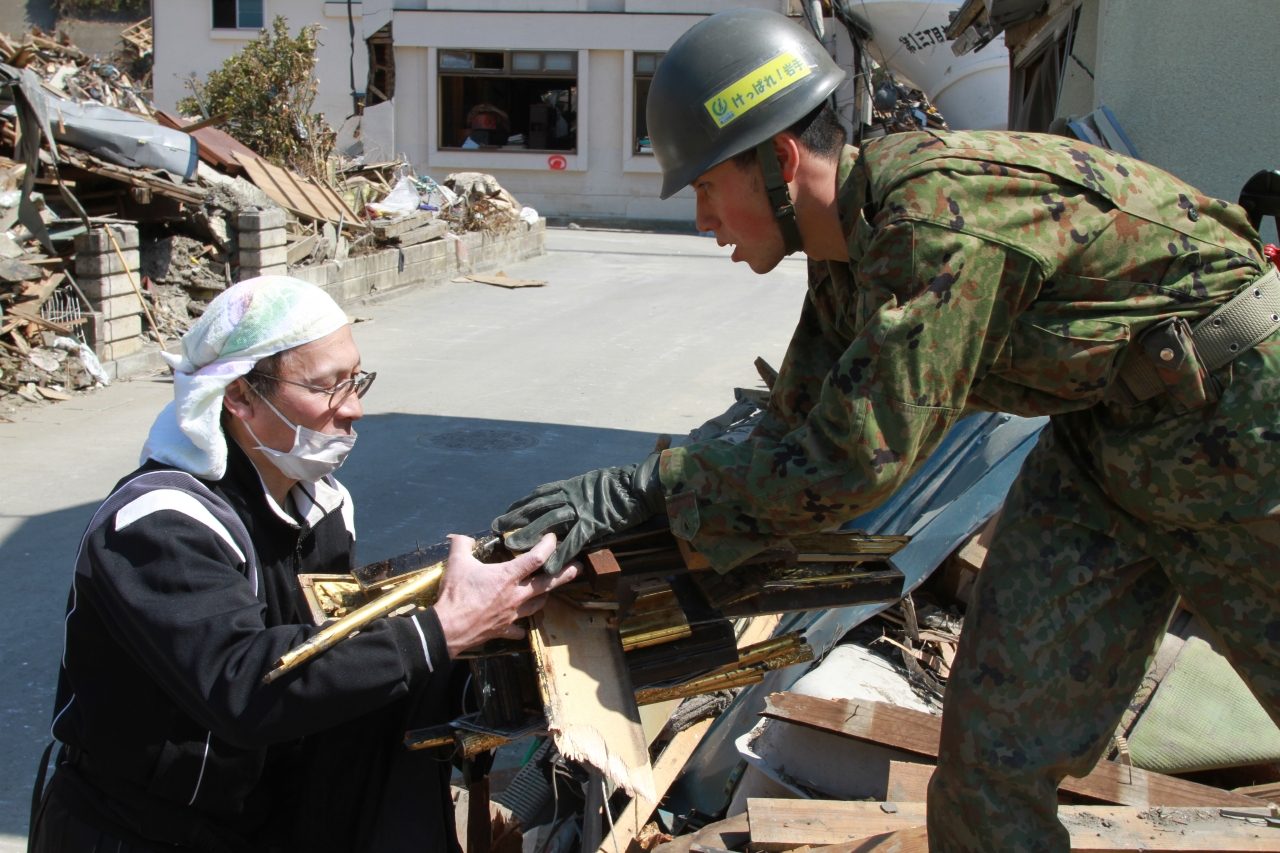 A Self-Defense Force soldier and a resident searching together in Miyako
